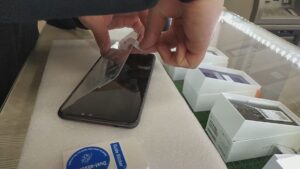 Переклеить стекло на телефоне Samsung Galaxy S21