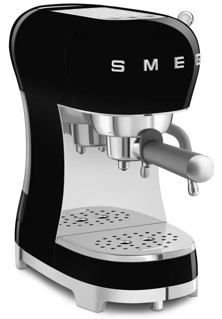 Кофемашина Smeg требует чистку