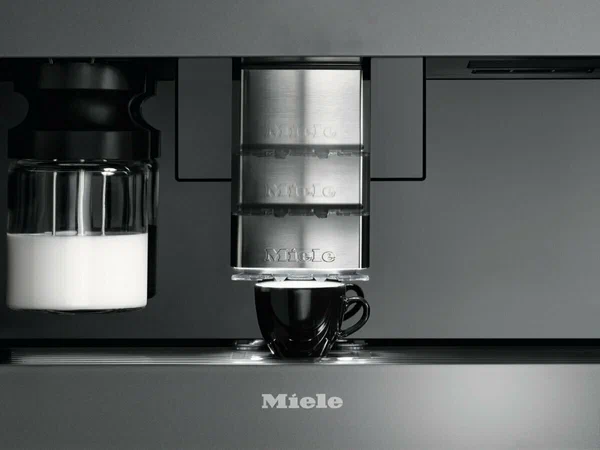 Требует чистку кофемашина Miele CVA7840 EDST/CLST