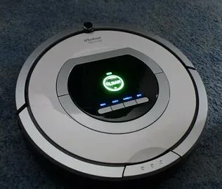 Крутится на месте робот-пылесос iRobot Roomba 765